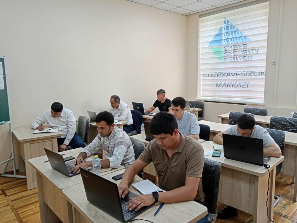 В Центре кибербезопасности проводятся курсы по повышению квалификации сотрудников государственных организаций в области информационной и кибербезопасности.